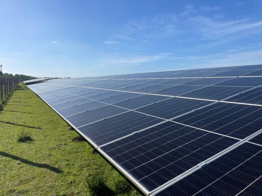 Afbeelding van de reinigen van een zonnepark met de robotreiniger van  SolarWash
