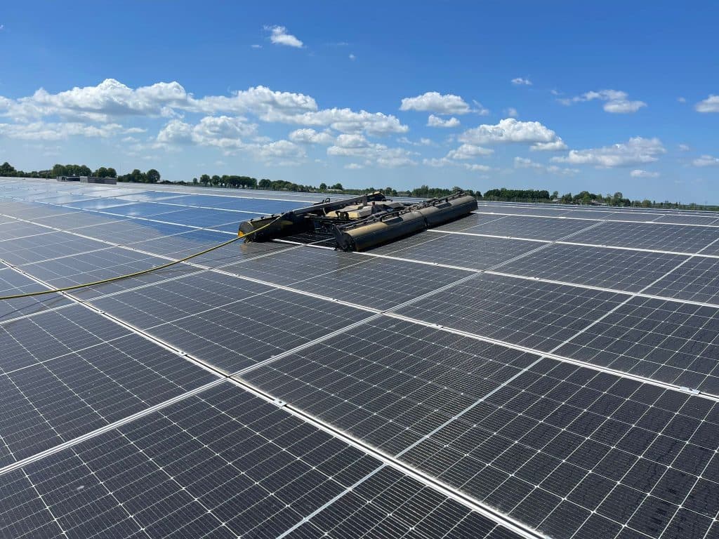 Afbeelding van de reinigen van een zonnepark met de robotreiniger van  SolarWash