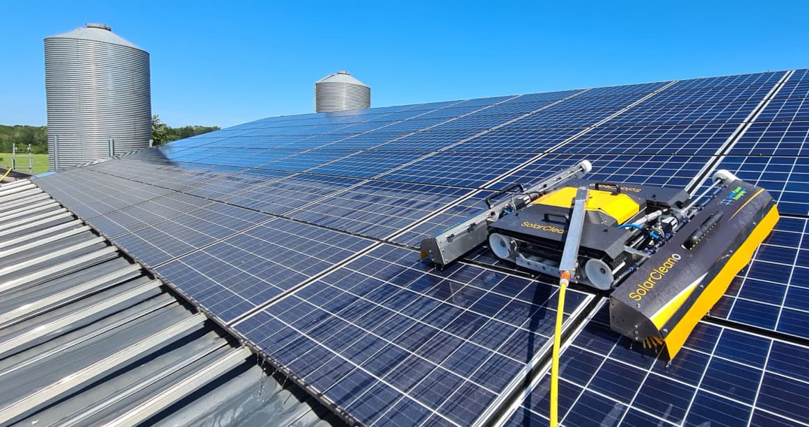 Afbeelding reiniging zonnepanelen met een robot