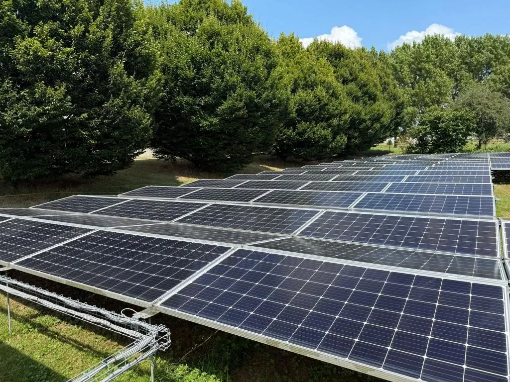 Afbeelding Zonnepanelen op een Zonnepark. Reiniging zonnepanelen door Solarwash